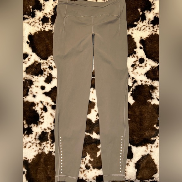LIKE NEW LULULEMON SWIFT SPEED LEGGING 28” - Picture 4 of 4